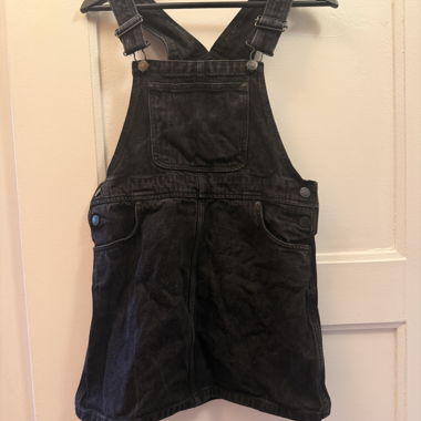 Monki schwarze Latzkleid