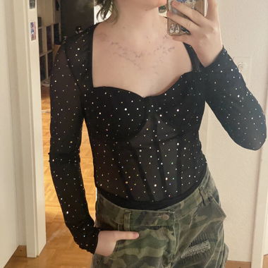 Schwarzer Body mit Glitzersteinen