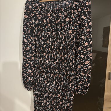Schwarzes Blumenkleid mit langen Ärmeln
