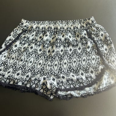 Schwarz-weisse Shorts