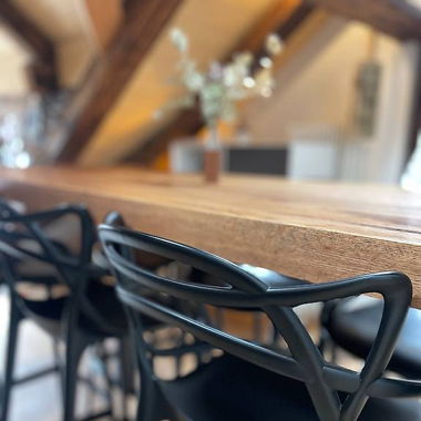Massivholztisch mit 6 KARTELL Masters Barstühlen