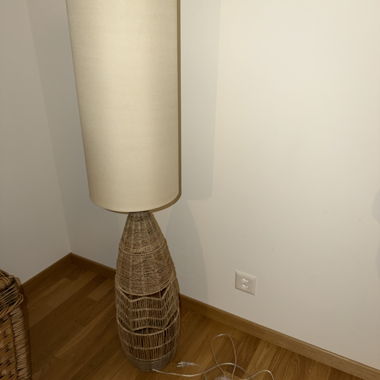 Stehlampe aus Rattan