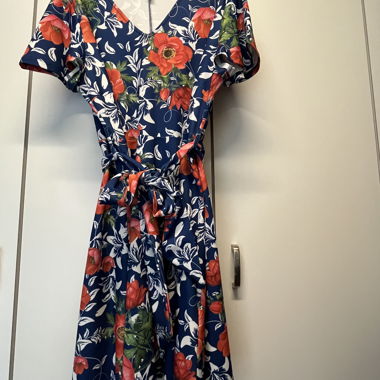 Robe fleurie avec ruban à nouer 48