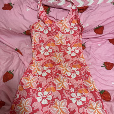 Rosa geblümtes ärmelloses Sommerkleid