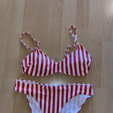 Weiss-Rot gestreiftes Bikini