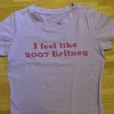 T-shirt slogan lilla "I feel like 2007 Britney"