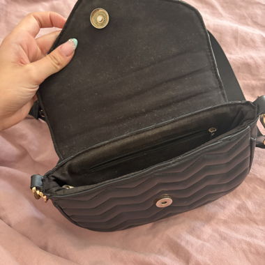 Schwarze gesteppte tasche