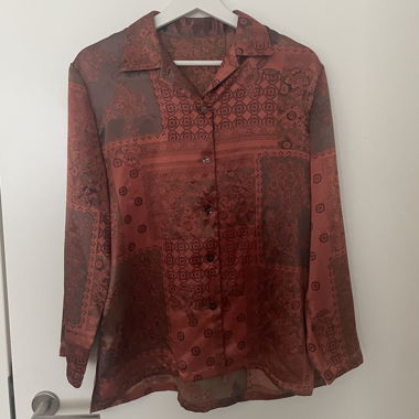 brown/red shirt
