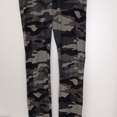 Leggings a vita bassa, in tessuto elasticizzato molto confortevole, stampa militare nei toni del grigio