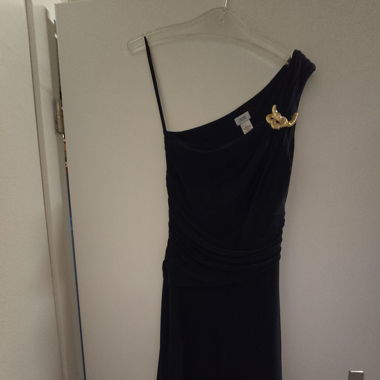 Kleid mit einem Träger und Schlangenbrosche