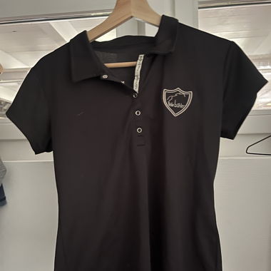 Schwarzes Polo-Shirt