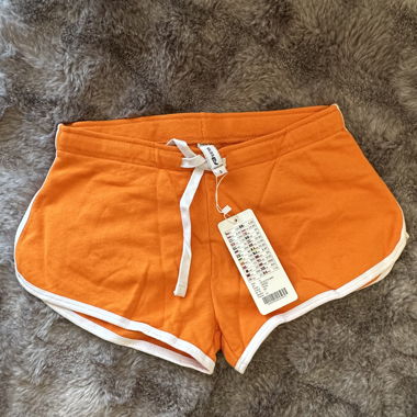Orange Shorts mit weisser Borte