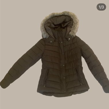 Braun-khaki taillierte Daunenjacke