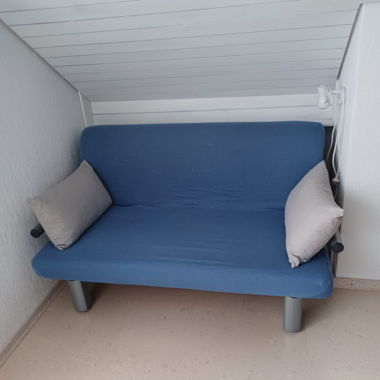 Canapé-lit bleu avec accoudoirs