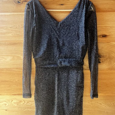 Graues Kleid mit Pailletten  