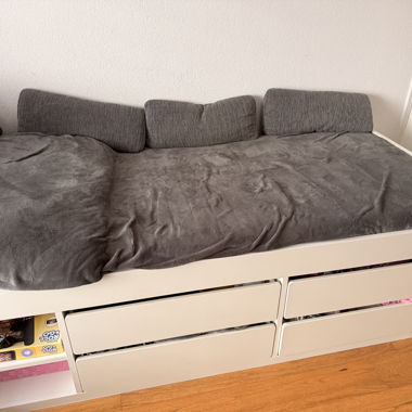 Lit Ikea, avec sommier à lattes et matelas