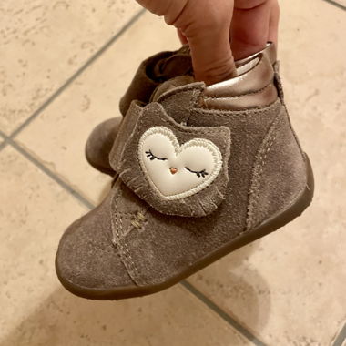 Je vends de nouvelles petites chaussures pour fille, pointure 19