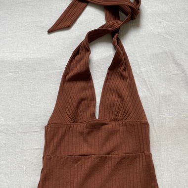 Abito maxi marrone con scollo a cinturino
