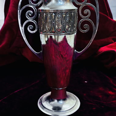 Vaso decorativo in metallo con manici ornamentali