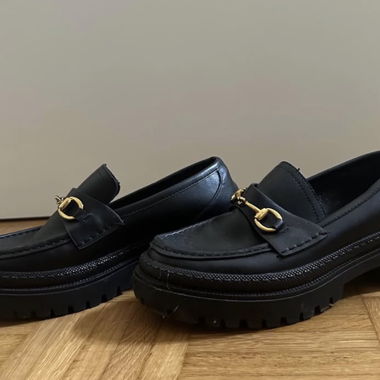 Schwarze Slipper