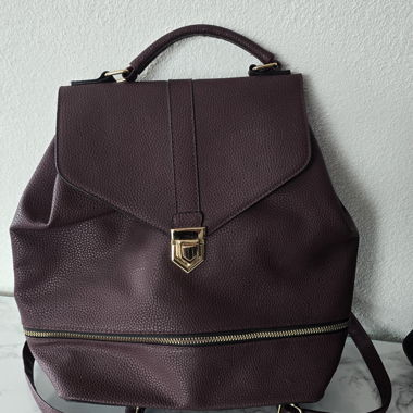 Sac à dos bordeaux avec détails dorés