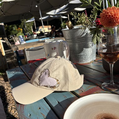 Casquette de randonnée beige coeur