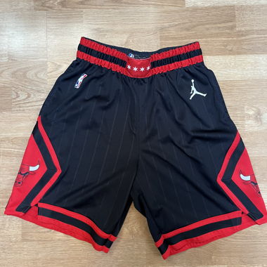 Short Chicago Bulls 