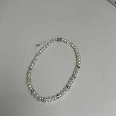 Collier de perles avec pierres décoratives