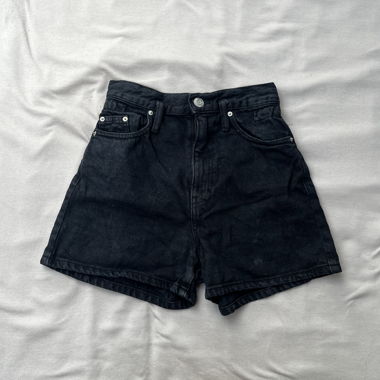 Kurze Jeanshose