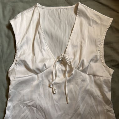 Weisses Top mit Bindedetail