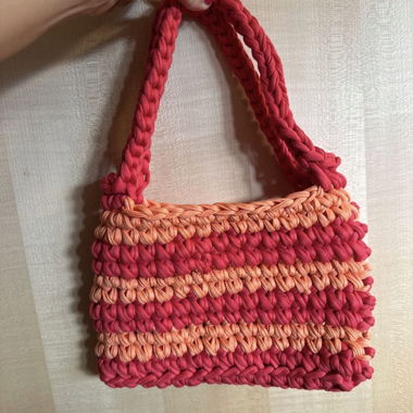Must-have estivo: borsa a mano all’uncinetto