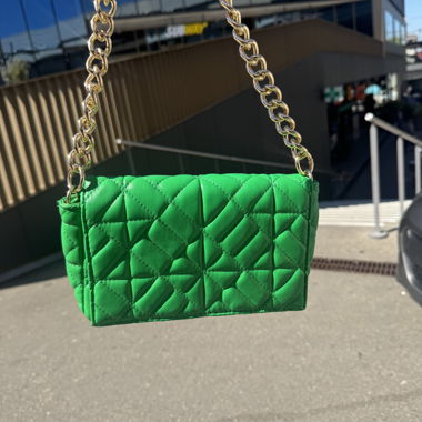 Borsa verde con tracolla a catena