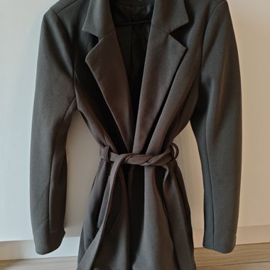 Manteau kaki avec ceinture à nouer