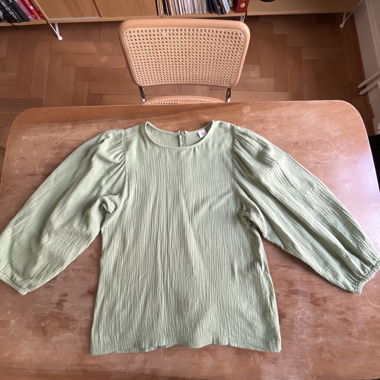 Hellgrune Bluse mit Puffaermeln
