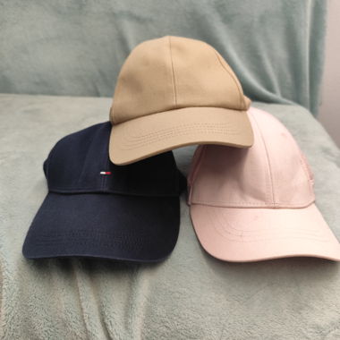Lot of 3 caps ( tommy Hilfiger, H&M, decathlon)