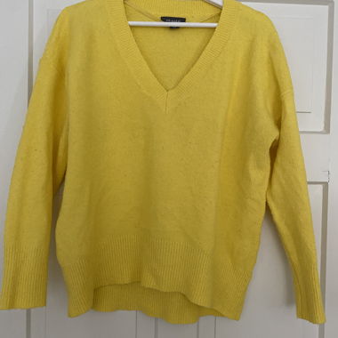 Gelber Pullover
