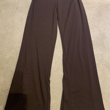 Braune Yoga-Hose mit rosafarbenem Bund