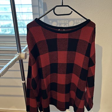 Pull à carreaux rouge-noir