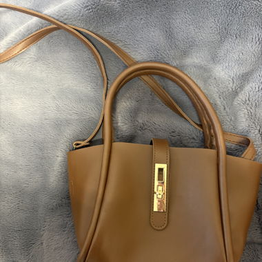 Sac à main marron avec bandoulière