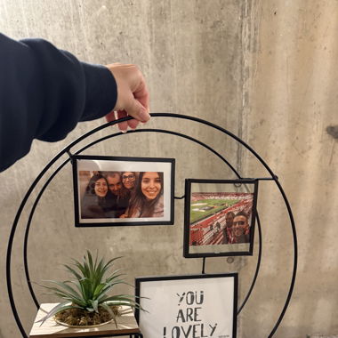 Pièce de décoration avec des tableaux