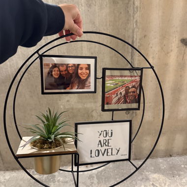 Pièce de décoration avec des tableaux