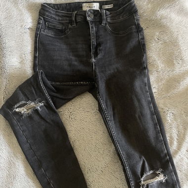 Schwarze Slim Jeans mit Rissen