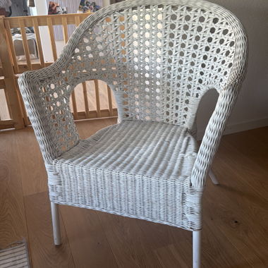 Weisser Rattan-Sessel