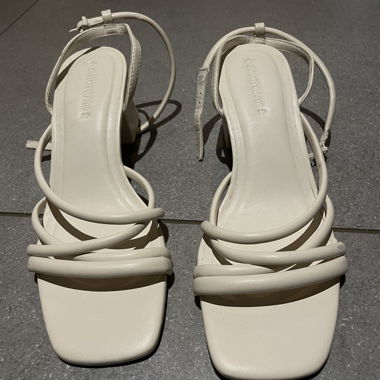 Sandales à talon bloc à brides couleur crème