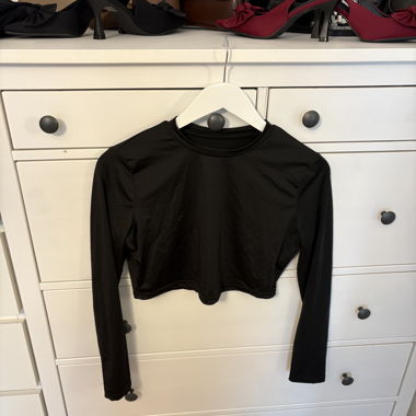 Black long-sleeve crop top