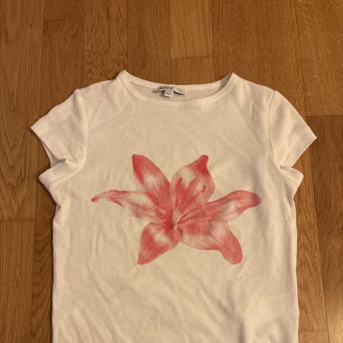 Subdued lily graphic tee