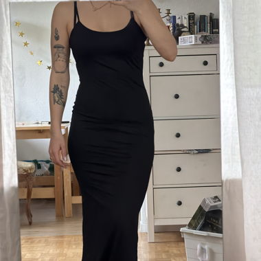 Robe noire à fines bretelles