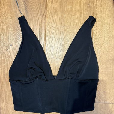 Stradivarius - Top corto nero con bretelle