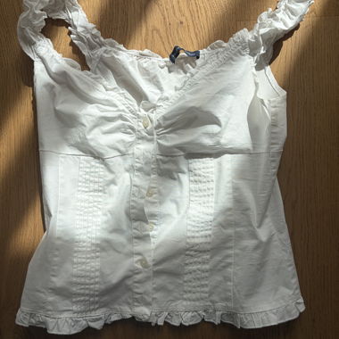 Top bianco con bottoni e volant Brandy Melville