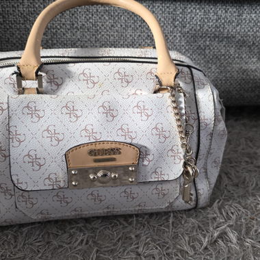 Borsa bauletto Guess bianca con logo